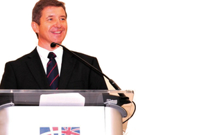 Embajador de Su Majestad Steven Fisher durante su discurso en el Desayuno Empresarial BRITCHAM