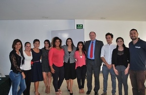 Embajador Ross Denny con beneficiarios del proyecto de Raleigh International