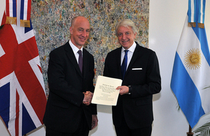 Embajador Británico Mark Kent junto al Viceministro argentino Carlos Foradori