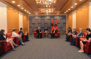 Ambasadori, Duncan Norman, paraqiti letrat kredenciale