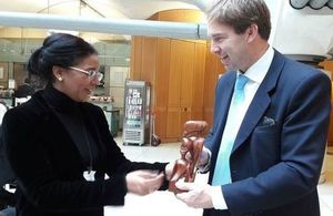 Minister Ellwod welcoming Mozambique's Ebergy Minister Klemens, in London.