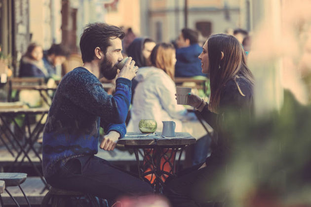 Couple enjoy the city.