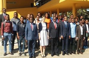 Foto de familia com estudantes de Relações Internacionais