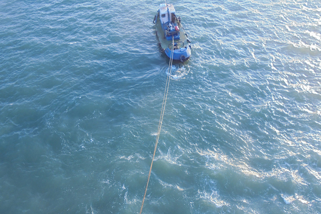 Tug Domingue connected to CMA CGM Simba with two of the ship’s mooring ropes