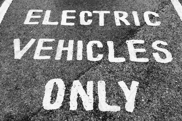 Parking bay for electric vehicles
