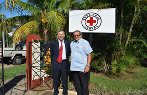 Embajador Británico Antony Stokes y Presidente de la CRC en la Cruz Roja