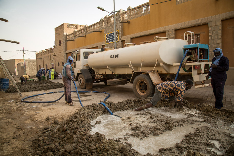 Residents of Timbuktu take part in the maintenance of the Djingareyber Mosque, a World Heritage Site, applying traditional repair techniques. (UN Photo/Tiecoura Ndaou)