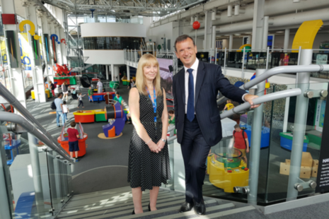 Ysgrifennydd Gwladol Cymru gyda Tracey Marsh o Techniquest