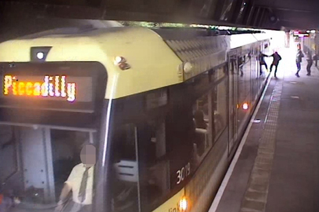 Platform CCTV image showing passenger with hand trapped in door (courtesy of Keolis Amey Metrolink)