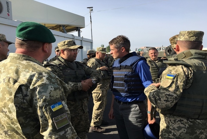 Defence Secretary Gavin Willamson meets troops in Ukraine