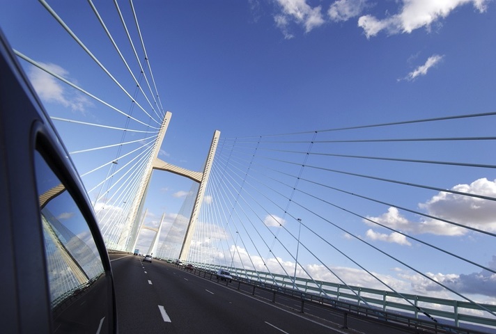 Car yn croesi Pont Tywysog Cymru