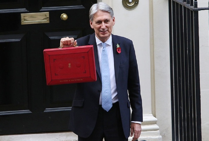 Chancellor with the Budget box outside No.11