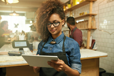 Sales assistant (credit: jeffbergen/ gettyimages/ ID543358136)
