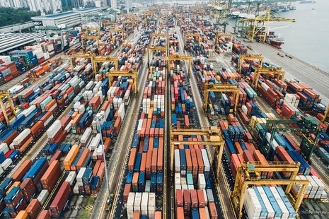 Total exports rise to a record high of £630 billion.