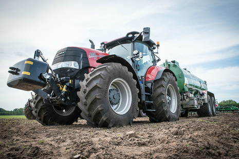 Tractor and liquid manure spreader in a field.