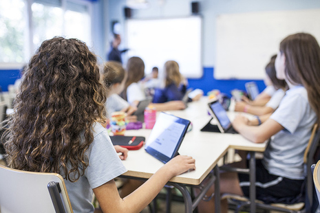 school children using broadband