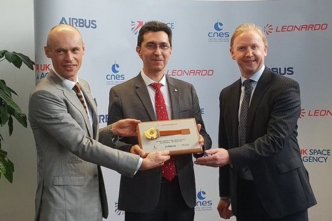 Peter Dillon, VP Infrared Detectors Business from Leonardo presents UKSA CEO Graham Turnock and CNES's Alain Gleyzes with the new detector