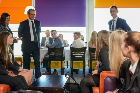 Damian Hinds at a career hub in Leicestershire