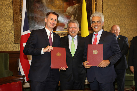 Jeremy Hunt with the Colombian Environment Minister Ricardo Lozano, shaking hands