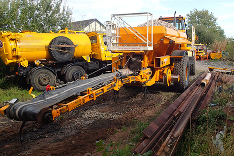 The road-rail ballast distributor involved in the collision