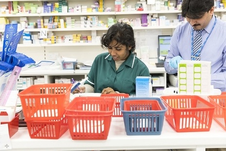 2 pharmacists working at a counter