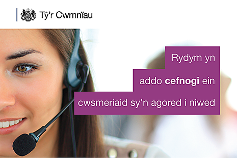 Person yn gwisgo clustffonau gyda geiriau yn arddangos 'Rydym yn addo cefnogi ein cwsmeriaid sy'n agored i newid'