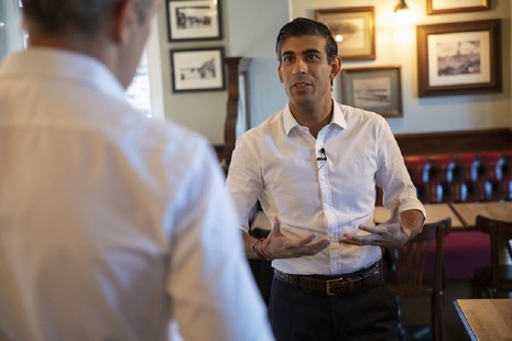 Chancellor visits a pub in London