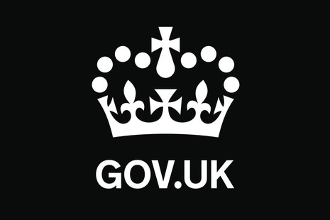 Логотип Gov.uk представляет собой белую корону с изображением GOV.UK белого цвета на черном фоне.