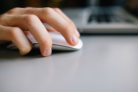 hand using mouse