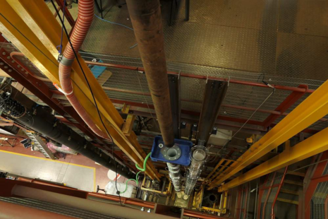 The Downhole Placement System (DPS) being trialled in laboratory conditions, lowering bentonite into a Perspex ‘borehole’, to test bentonite deployment and seal evolution