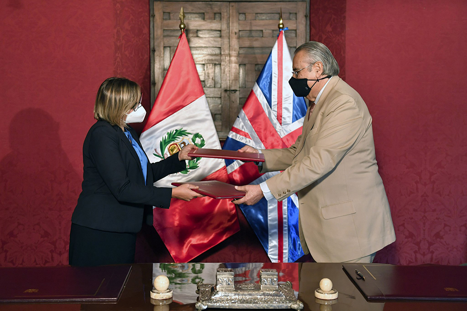 Посол Кейт Харриссон с министром иностранных дел Перу Алланом Вагнером во время церемонии подписания.