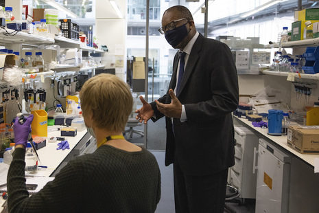Business Secretary Kwasi Kwarteng talking to a scientist at the Francis Crick Institute