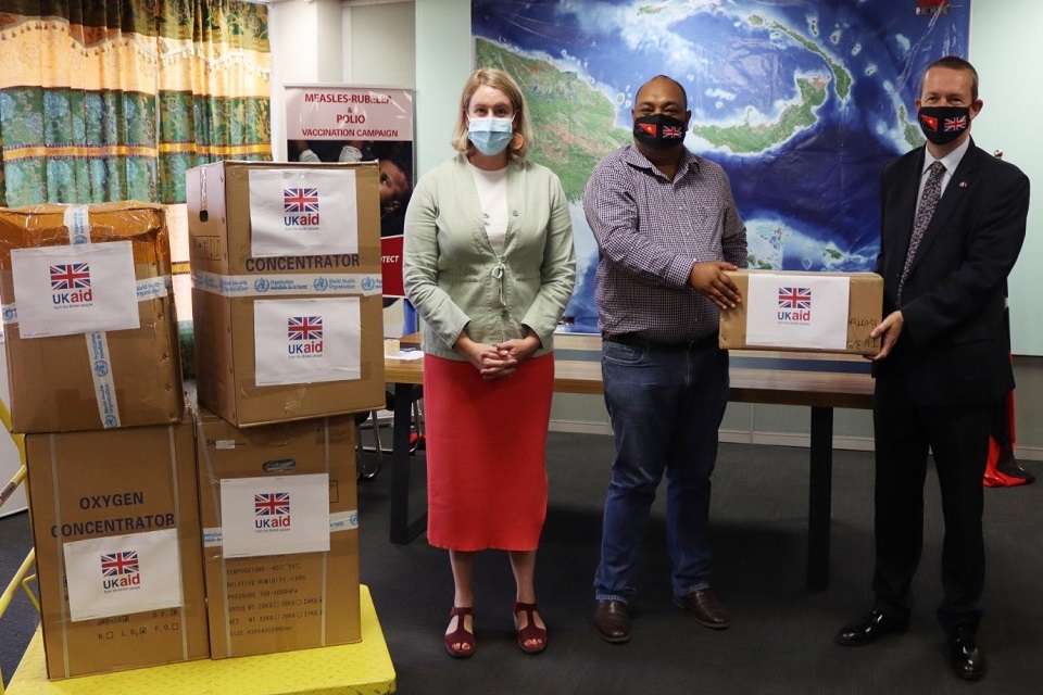 Анна Маалсен, представитель ВОЗ, достопочтенный член парламента Джелта Вонг, министр здравоохранения, и Кейт Скотт, верховный комиссар Великобритании в Папуа-Новой Гвинее, на передаче медицинского оборудования, финансируемого Великобританией.