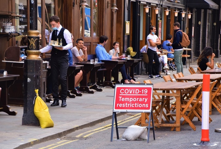 People eating outside a restaurant due to COVID-19 restrictions