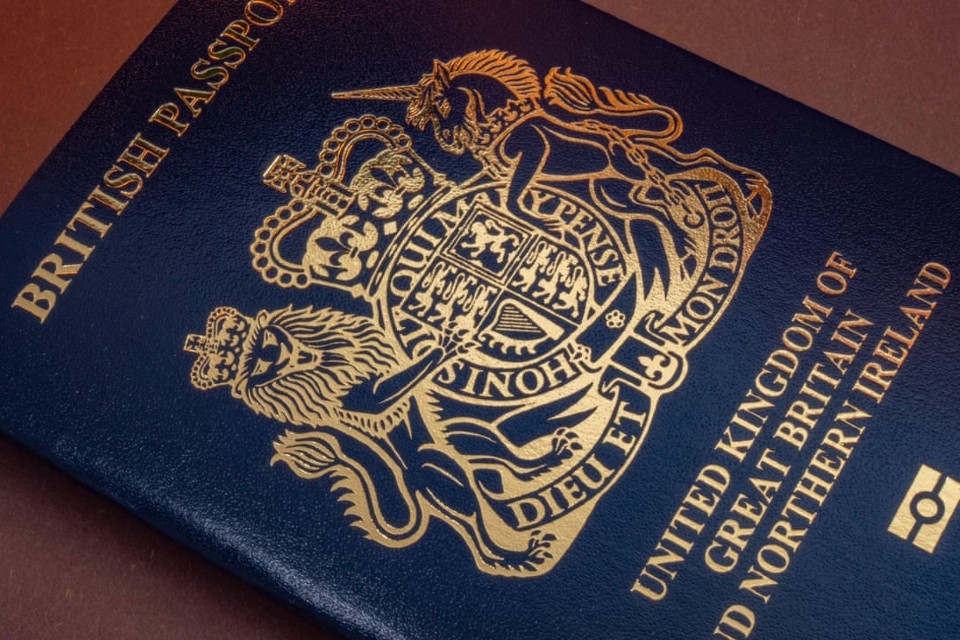 крупный план британского паспорта