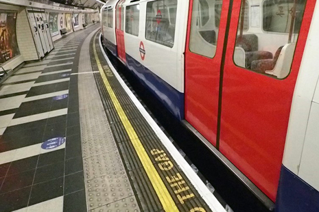 A train (not involved in the accident) in the northbound Bakerloo Line platform at Waterloo