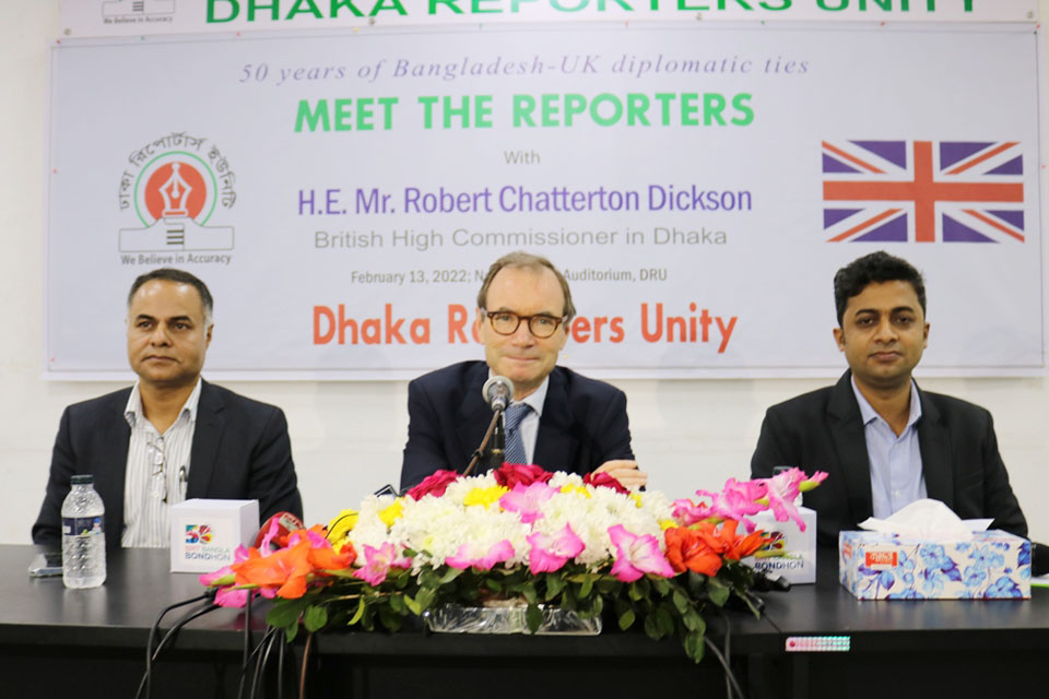 Выступление Верховного комиссара Великобритании Роберта Чаттертона Диксона перед организацией Dhaka Reporters' Unity