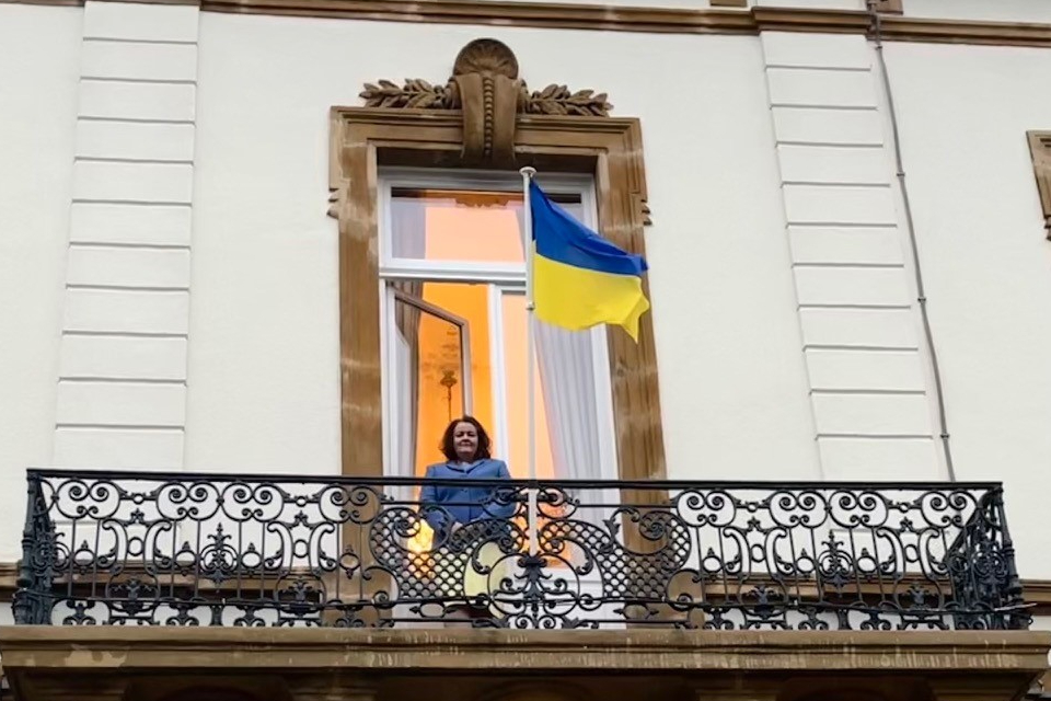 Посол Томас рядом с украинским флагом на балконе Британской резиденции