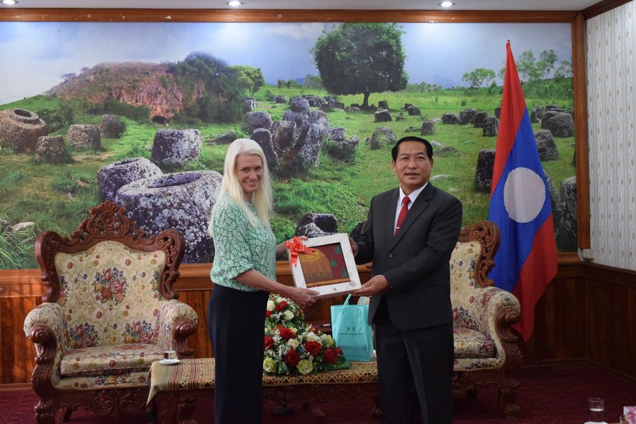 Аманда Миллинг, член парламента Великобритании, министр Азии и Ближнего Востока, встретилась с губернатором Сианг Кхуанг, Лаос