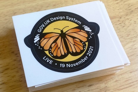 Живая наклейка GOV.UK Design System с изображением бабочки-монарха и датой прохождения (19 ноября 2021 г.).