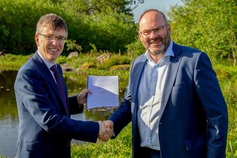 Stagecoach contract handshake: (L-R) Michael Sanderson (Stagecoach head of commercial), Duncan Elliott (head of Programme and Project Partners).