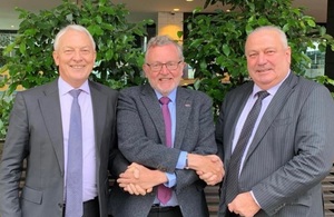 Торговый представитель Великобритании в Новой Зеландии Дэвид Манделл обменивается рукопожатием с мэром Окленда Филом Гоффом и заместителем мэра Биллом Кэшмором.