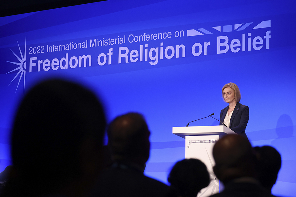 Лиз Трасс выступает на конференции по свободе религии или убеждений