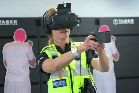 Офицер полиции с помощью гарнитуры VR