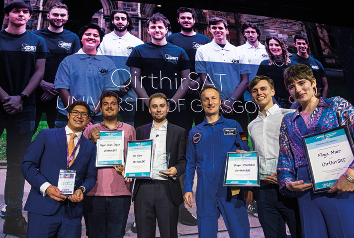 Члены команды OirthirSAT из Университета Глазго с астронавтом Европейского космического агентства Матиасом Маурером на международном авиасалоне в Фарнборо.