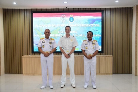 LtoR VAdm Susmoro, Rhett Hatcher, VAdm Nurhidayat