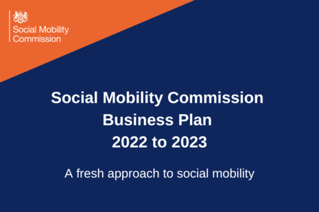 Белый текст на темно-синем фоне гласит: «Бизнес-план Комиссии по социальной мобильности на 2022–2023 годы: свежий подход к социальной мобильности».