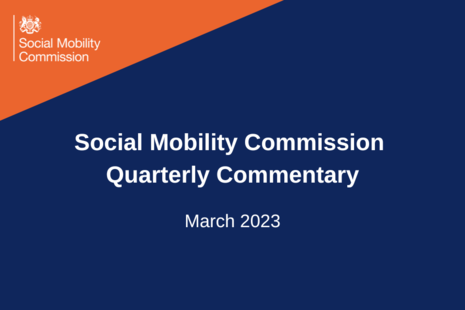 Белый текст на темно-синем фоне: «Ежеквартальный комментарий Комиссии по социальной мобильности, март 2023 г.».