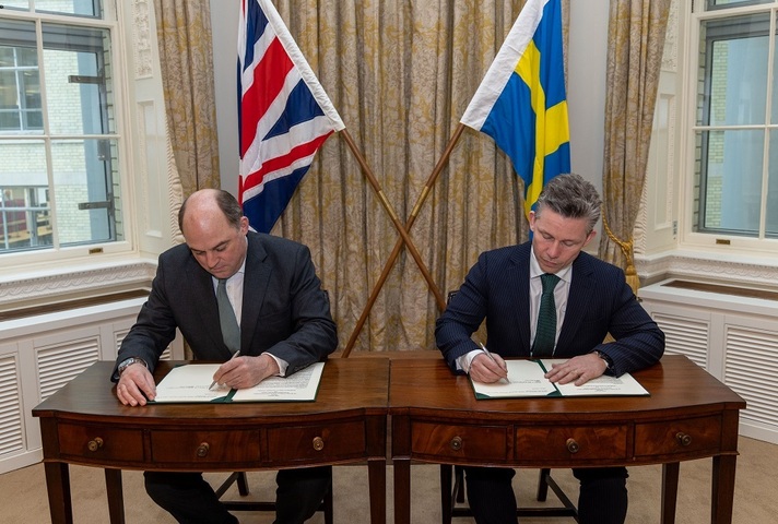 Swedish Defence Minister Pål Jonson and UK Defence Secretary Ben Wallace sign a letter of intent