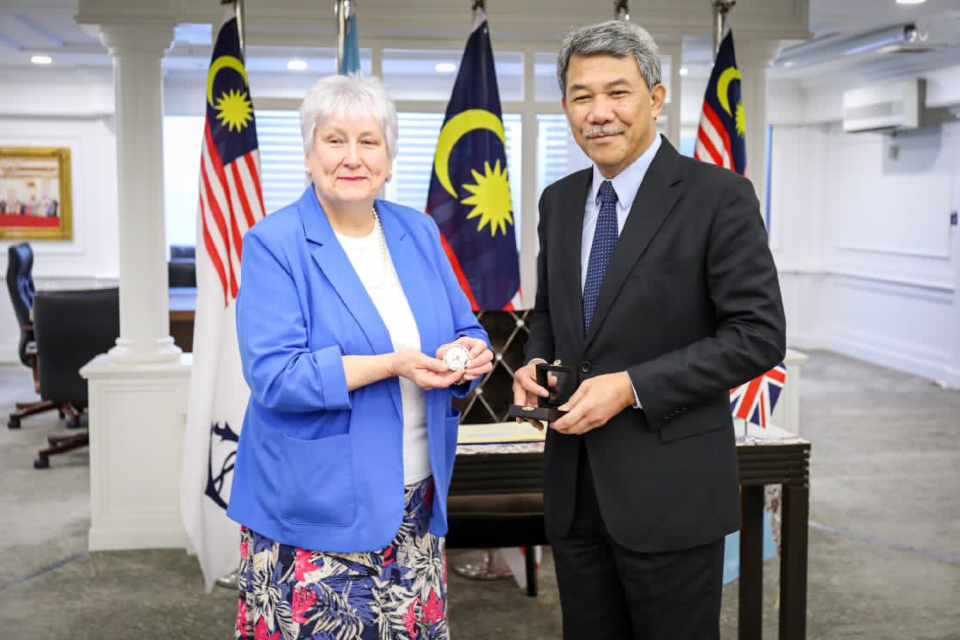 Встреча министра обороны баронессы Голди с министром обороны Малайзии Дато Сери Утама Хаджи Мохамадом бин Хаджи Хасаном.
